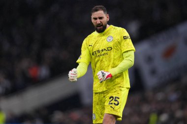 Manchester City 'den Gianluigi Donnarumma, Premier League maçında Manchester City' ye karşı Tottenham Hotspur 'un 1 Şubat 2026' da Londra 'daki Tottenham Hotspur Stadyumu' nda oynadığı maçta Manchester City 'li Rayan Cherki' yi kutluyor.