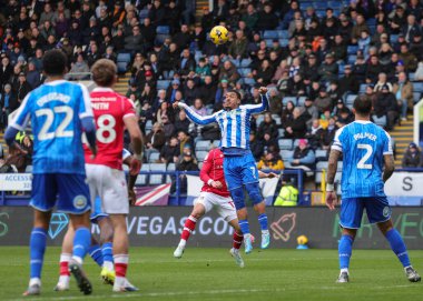 Sheffield 'li Yan Valery, 31 Ocak 2026' da Sheffield Wednesday-Wrexham maçında yüksek topu kazanmak için atlıyor.