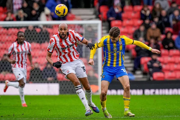 Stoke City 'den Steven Nzonzi 31 Ocak 2026' da İngiltere 'nin Bet365 Stadyumu' nda Stoke City ile Southampton arasındaki Sky Bet Şampiyonası maçında Southampton 'lu Tom Fellows ile top mücadelesi veriyor.
