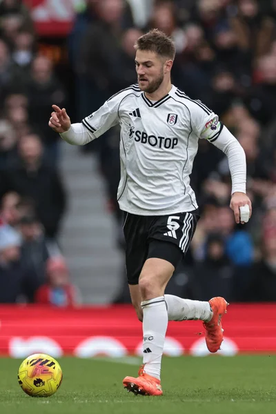 Fulham 'dan Joachim Andersen Premier Lig maçında topla Manchester United Fulham' a karşı Old Trafford, Manchester, İngiltere, 1 Şubat 2026