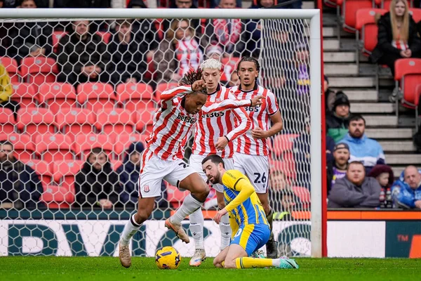 Stoke City 'den Lamine Cisse, 31 Ocak 2026' da İngiltere 'nin Bet365 Stadyumu' nda oynanan Stoke City-Southampton maçında Southampton maçında Southampton 'lu Finn Azaz tarafından yenildi.