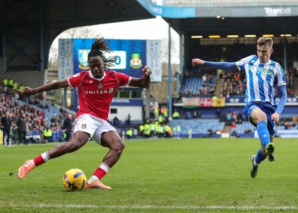 Wrexham 'dan Issa Kabore 31 Ocak 2026' da İngiltere 'nin Hillsborough kentinde Sheffield Wednesday-Wrexham maçında topu geçiyor.