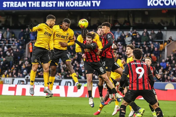 Wolverhampton Wanderers takımından Yerson Mosquera, İngiltere 'nin Wolverhampton kentinde 31 Ocak 2026' da oynanan Premier League maçında Wolverhampton Wanderers 'a karşı Bournemouth maçında kaleye vurarak gol attı.