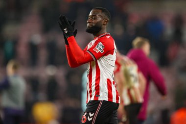 Sunderland 'lı Lutsharel Geertruida, Premier Lig maçında Sunderland-Burnley Stadyumu, Sunderland, İngiltere' de 2 Şubat 2026 'da oynanan son düdük sesinden sonra taraftarları alkışlıyor.