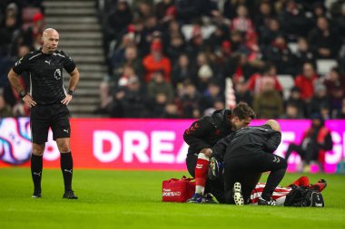 Hakem Paul Tierney, İngiltere 'nin Sunderland kentinde 2 Şubat 2026' da oynanan Premier Lig karşılaşmasında Nordi Mukiele 'yi seyrediyor.