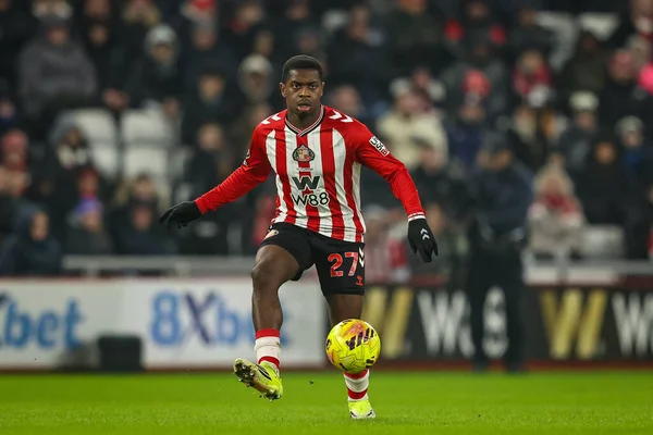 Sunderland 'dan Noah Sadiki Premier Lig maçında topu kontrol ediyor. Sunderland, Sunderland Stadyumu' nda Burnley 'e karşı, 2 Şubat 2026.