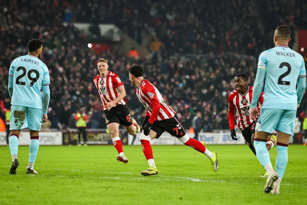 Sunderland 'dan Chemsdine Talbi, Premier League maçı Sunderland-Burnley maçında 2 Şubat 2026' da Sunderland Stadyumu 'nda 3-0' lık galibiyetini kutluyor.