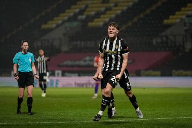 Notts County 'den Scott Robertson, 3 Şubat 2026' da İngiltere 'nin Nottingham şehrinde oynanan Notts County - Gillingham maçında 1-0 berabere kalma golünü kutluyor.