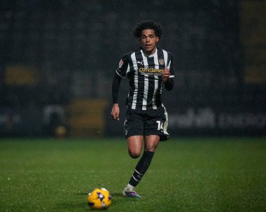 Notts County 'den Tom Iorpenda, Notts County' nin Gillingham 'a karşı oynadığı 3 Şubat 2026' da oynanan maçta topla koşuyor.