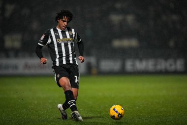 Notts County 'den Tom Iorpenda, Notts County' nin Gillingham 'a karşı oynadığı 3 Şubat 2026' da oynanan maçta pas veriyor.