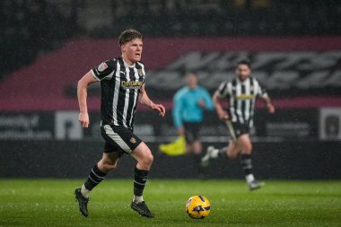 Notts County 'den Scott Robertson, Notts County' nin Gillingham 'a karşı oynadığı 3 Şubat 2026' da oynanan maçta topla koşuyor.