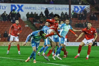 Barnsley 'li Vimal Yoganathan, 3 Şubat 2026' da İngiltere 'nin Oakwell kentinde oynanan Sky Bet 1 karşılaşmasında Northampton Town' dan Kyle Edwards 'ı yakaladı.