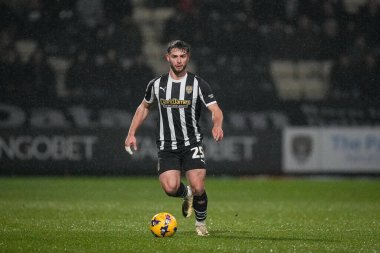 Notts County 'den Nicholas Tsaroulla, Notts County - Gillingham maçında topla koşuyor. Meadow Lane, Nottingham, İngiltere, 3 Şubat 2026