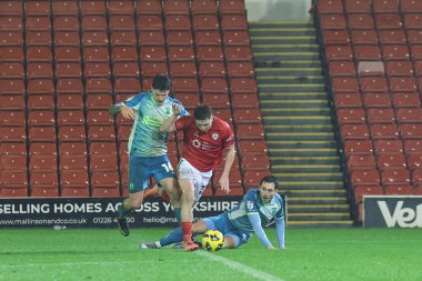 Northampton Town 'dan Joe Wormleighton, Barnsley' li Patrick Kelly 'yi penaltı sahasının kenarında yakaladı. Hakem Thomas Parsons, İngiltere' nin Oakwell kentinde oynanan Sky Bet 1 karşılaşmasında penaltı attı.