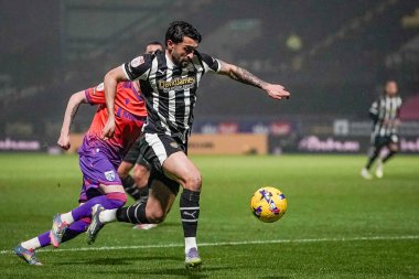 Notts County 'den Maziar Kouhyar, 3 Şubat 2026' da Notts County - Gillingham maçında topla koşuyor.
