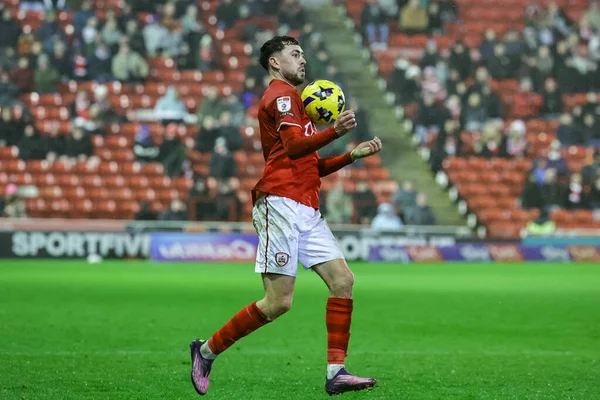 Barnsley 'den Corey O' Keeffe, 3 Şubat 2026 'da Oakwell, Barnsley' de oynanan Sky Bet 1 maçında topu kontrol ediyor.