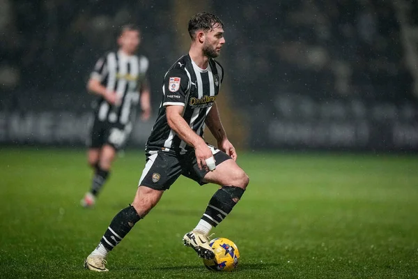 Notts County 'den Nicholas Tsaroulla, Notts County - Gillingham maçında topla koşuyor. Meadow Lane, Nottingham, İngiltere, 3 Şubat 2026