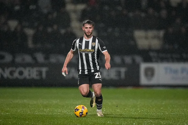 Notts County 'den Nicholas Tsaroulla, Notts County - Gillingham maçında topla koşuyor. Meadow Lane, Nottingham, İngiltere, 3 Şubat 2026