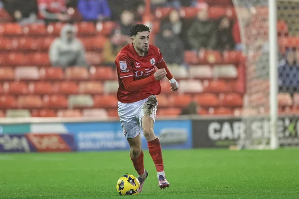 Barnsley 'den Corey O' Keeffe, 3 Şubat 2026 'da Oakwell, Barnsley, İngiltere' de oynanan Sky Bet 1 maçında topu aldı.