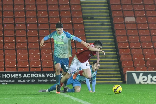 Northampton Town 'dan Joe Wormleighton, Barnsley' li Patrick Kelly 'yi penaltı sahasının kenarında yakaladı. Hakem Thomas Parsons, İngiltere' nin Oakwell kentinde oynanan Sky Bet 1 karşılaşmasında penaltı attı.