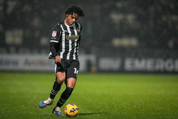 Notts County 'den Tom Iorpenda, Notts County' nin Gillingham 'a karşı oynadığı 3 Şubat 2026' da oynanan maçta topla koşuyor.