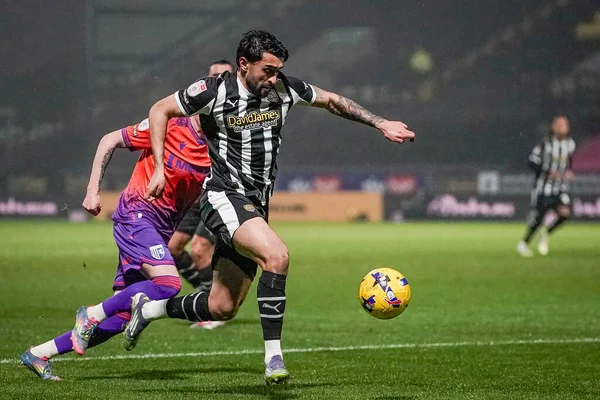 Notts County 'den Maziar Kouhyar, 3 Şubat 2026' da Notts County - Gillingham maçında topla koşuyor.