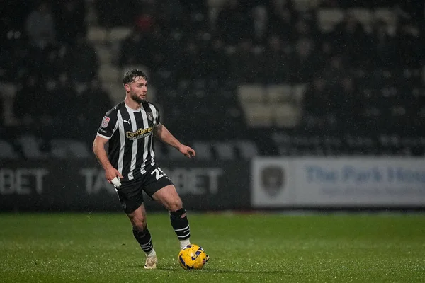Notts County 'den Nicholas Tsaroulla, Notts County - Gillingham maçında topla koşuyor. Meadow Lane, Nottingham, İngiltere, 3 Şubat 2026
