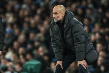 Manchester City 'nin Pep Guardiola teknik direktörü, 4 Şubat 2026 tarihinde Etihad Stadyumu' nda oynanan ve Manchester City 'nin Newcastle United' a karşı oynadığı Carabao Kupası yarı final maçına bakıyor.