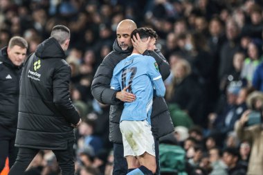 Manchester City 'nin Pep Guardiola teknik direktörü, Manchester, İngiltere' deki Etihad Stadyumu 'nda oynanan Carabao Kupası yarı final ikinci ayak maçında yerine geçen Manchester City - Newcastle United maçında Manchester City' den Phil Foden 'i kucaklıyor.