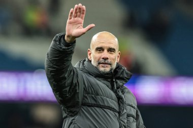 Manchester City teknik direktörü Pep Guardiola, 4 Şubat 2026 tarihinde Etihad Stadyumu 'nda oynanan Carabao Kupası yarı final ikinci ayak karşılaşmasında taraftarlara el sallıyor.