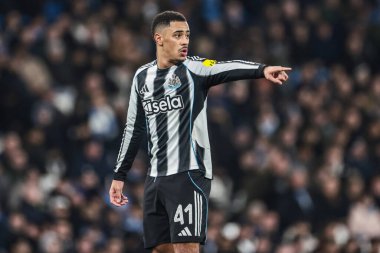 Newcastle United takımından Jacob Ramsey, 4 Şubat 2026 tarihinde Etihad Stadyumu 'nda oynanan ve Manchester City' nin Newcastle United 'a karşı oynadığı ikinci yarı final maçında takım talimatlarını veriyor.