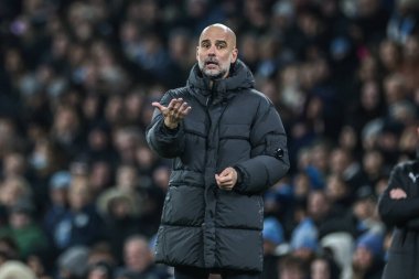 Manchester City 'nin Pep Guardiola teknik direktörü, 4 Şubat 2026 tarihinde Etihad Stadyumu' nda oynanan ve Manchester City 'nin Newcastle United' a karşı oynadığı Carabao Kupası yarı final maçında takım talimatlarını veriyor.