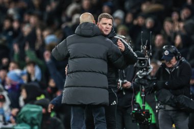 Manchester City 'nin Pep Guardiola teknik direktörü ve Newcastle United teknik direktörü Eddie Howe, Carabao Kupası yarı final maçında el sıkışıyorlar. Manchester City - Newcastle United maçında Etihad Stadyumu, Manchester, İngiltere, 4 / 2 / 26