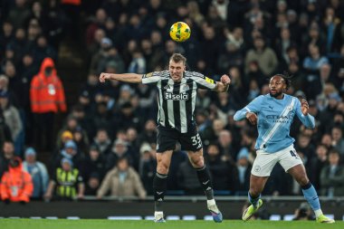 Newcastle 'dan Dan Burn, 4 Şubat 2026 tarihinde Etihad Stadyumu' nda oynanan ve Manchester City ile Newcastle United arasındaki yarı final maçında yüksek topu kazanmak için atlıyor.