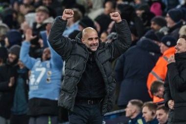 Manchester City 'nin Pep Guardiola teknik direktörü Manchester City' li Tijjjani Reijnders 'dan aldığı golü kutluyor. Carabao Kupası' nın ikinci yarı final maçında Manchester City, Manchester, İngiltere 'deki Etihad Stadyumu' nda Newcastle United 'a karşı, 4 / 2 / 26.
