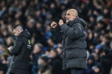 Manchester City 'nin Pep Guardiola teknik direktörü Manchester City' li Tijjjani Reijnders 'dan aldığı golü kutluyor. Carabao Kupası' nın ikinci yarı final maçında Manchester City, Manchester, İngiltere 'deki Etihad Stadyumu' nda Newcastle United 'a karşı, 4 / 2 / 26.