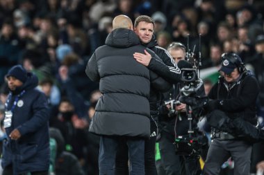Manchester City 'nin Pep Guardiola teknik direktörü ve Newcastle United teknik direktörü Eddie Howe, Carabao Kupası yarı final maçında el sıkışıyorlar. Manchester City - Newcastle United maçında Etihad Stadyumu, Manchester, İngiltere, 4 / 2 / 26