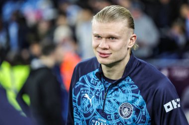 Manchester City 'den Erling Haaland, 4 Şubat 2026 tarihinde Etihad Stadyumu' nda oynanan Carabao Kupası yarı final ikinci ayak karşılaşmasında ısınma turunda Manchester City ile Newcastle United karşılaşacak.