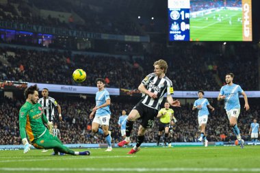 Manchester City kalecisi James Trafford, 4 Şubat 2026 'da Etihad Stadyumu, Manchester' da oynanan Carabao Kupası yarı final ikinci ayak maçında Anthony Gordon 'dan kurtarıyor.