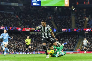 Manchester City kalecisi James Trafford, 4 Şubat 2026 'da Etihad Stadyumu, Manchester, İngiltere' de oynanan Carabao Kupası yarı final ikinci ayak maçında Joe Willock 'un önüne geçti.