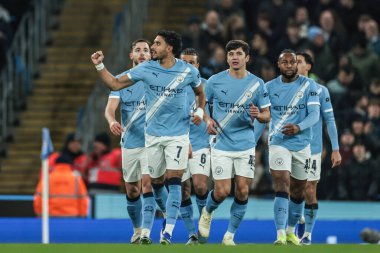 Manchester City 'den Omar Marmoush, 4 Şubat 2026 tarihinde Etihad Stadyumu' nda oynanan ve Manchester City 'nin Newcastle United' a karşı oynadığı Carabao Kupası yarı final maçında 1-0 kazanma golünü kutluyor.