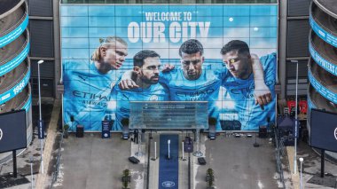 Manchester City 'nin Etihad Stadyumu' nda oynanan ikinci yarı final maçında Erling Haaland, Bernardo Silva, Manchester City, Rodrigo ve Ruben Dias 'ın şehir duvar resmine hoş geldiniz.