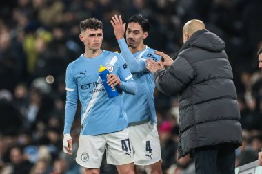 Manchester City 'nin Pep Guardiola teknik direktörü Manchester City' den Phil Foden ve Manchester City 'den Tijjani Reijnders' a Carabao Cup Yarı-Final ikinci ayak karşılaşmasında talimat veriyor. Manchester City Newcastle United 'a karşı, 4 / 2 / 26