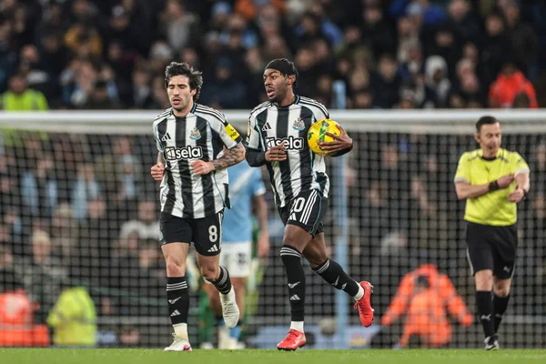 Newcastle Untied takımından Anthony Elanga, Manchester City 'nin Etihad Stadyumu' nda oynanan ikinci yarı final maçında 3-1 (5-1) berabere kaldıktan sonra topu orta noktaya geri götürüyor.