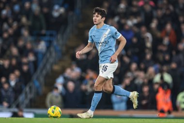 Manchester City 'den Abdukodir Khusanov, 4 Şubat 2026 tarihinde Etihad Stadyumu' nda oynanan ve Manchester City 'nin Newcastle United' a karşı oynadığı Carabao Kupası yarı final ikinci ayak maçında topa vuruyor.