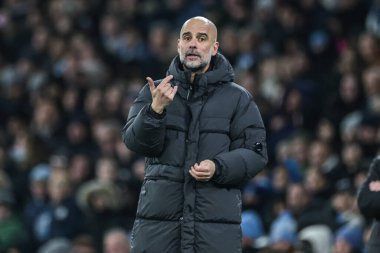 Manchester City 'nin Pep Guardiola teknik direktörü, 4 Şubat 2026 tarihinde Etihad Stadyumu' nda oynanan ve Manchester City 'nin Newcastle United' a karşı oynadığı Carabao Kupası yarı final maçında takım talimatlarını veriyor.