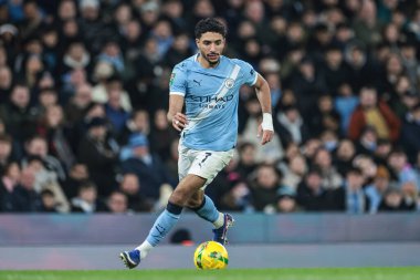 Manchester City 'den Omar Marmoush, 4 Şubat 2026 tarihinde Etihad Stadyumu' nda oynanan ve Manchester City 'nin Newcastle United' a karşı oynadığı Carabao Kupası yarı final ikinci ayak maçında topu bırakıyor.