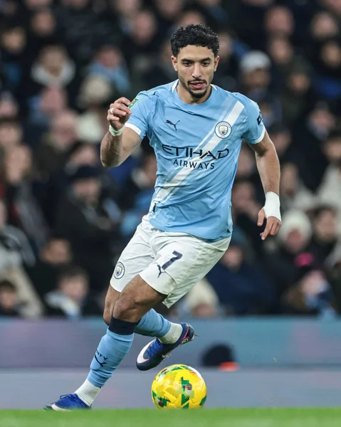 Manchester City 'den Omar Marmoush, 4 Şubat 2026 tarihinde Etihad Stadyumu' nda oynanan ve Manchester City 'nin Newcastle United' a karşı oynadığı Carabao Kupası yarı final ikinci ayak maçında topu bırakıyor.