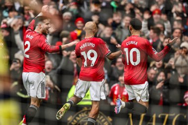 Manchester United takımından Bryan Mbeumo, Manchester United ile Tottenham Hotspur arasında oynanan Premier League maçında 7 Şubat 2026 tarihinde Old Trafford, Manchester, İngiltere 'de 1-0 kazanma golünü kutluyor.