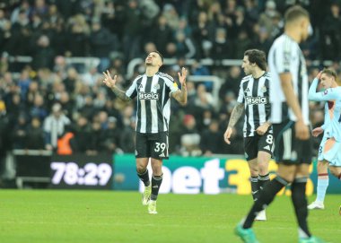 Newcastle United takımından Bruno Guimaraes, İngiltere 'nin Newcastle kentindeki St. James' s Park 'ta oynanan Premier League maçı Newcastle Untie Brentford maçında 2-2' lik galibiyetini kutluyor.